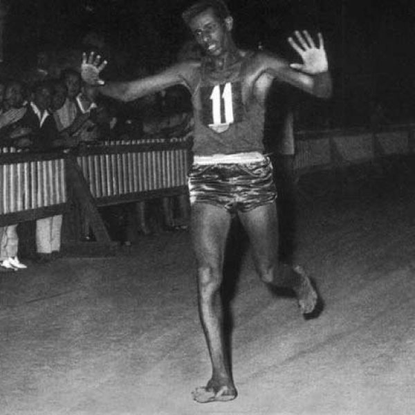 Abebe_Bikila_maratona_olimpica_Roma_1960